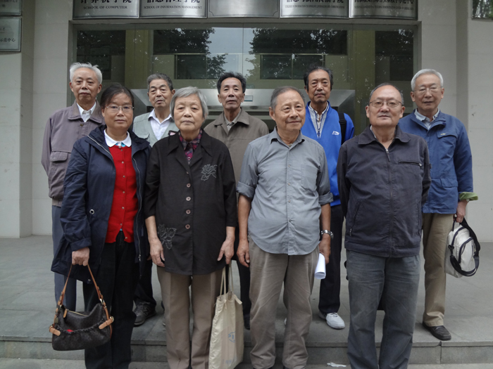 離退休老師合影